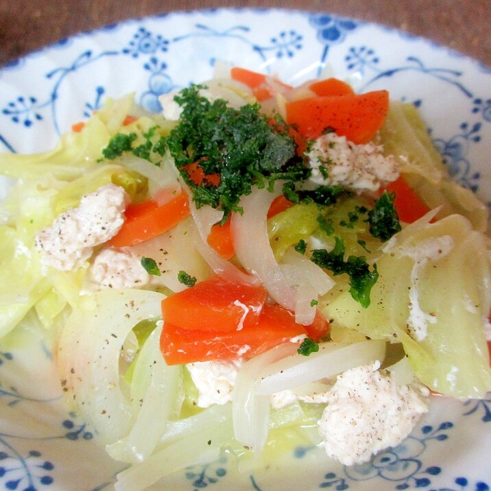 鶏ひき肉とにんじん、キャベツの重ね蒸し